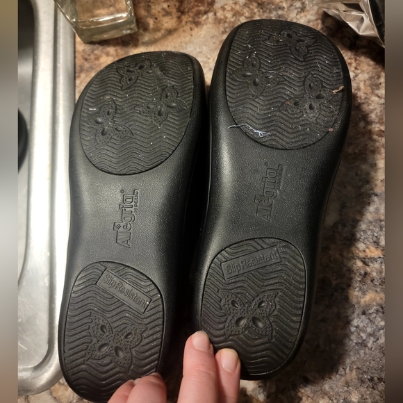 Slightly used Algeria nursing shoes - Picture 4 of 4